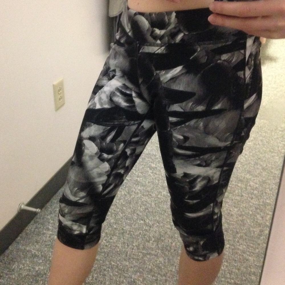 (4/$10) FILA sport crop leaf print leggings